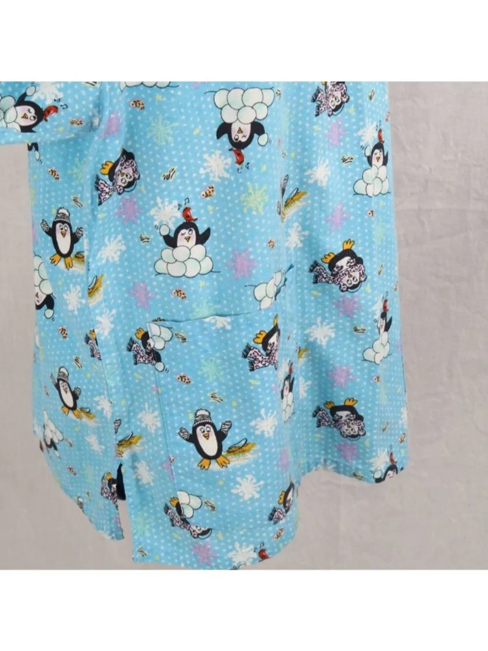 Scrub Top Womens M Blue Medical Uniform Penguin Snow Winter Utility Holiday VTG - Picture 7 of 9